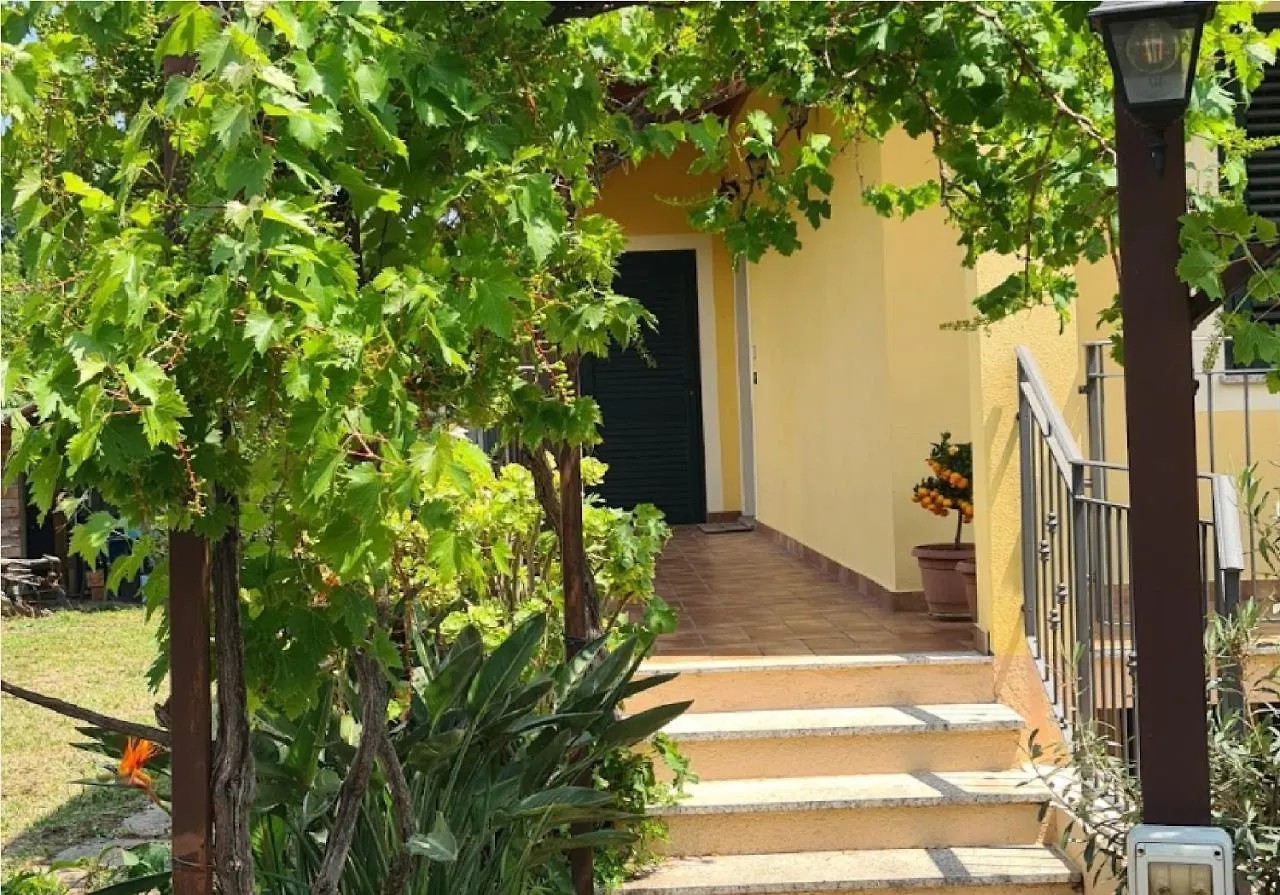Guest house La Terrazza Sui Limoni: Nature Retreat with Beach and Adventure Access Cisano sul Neva